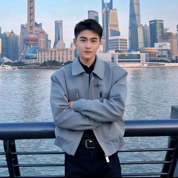 清纯帅哥在公交车上被好多貌美少妇轮流让座