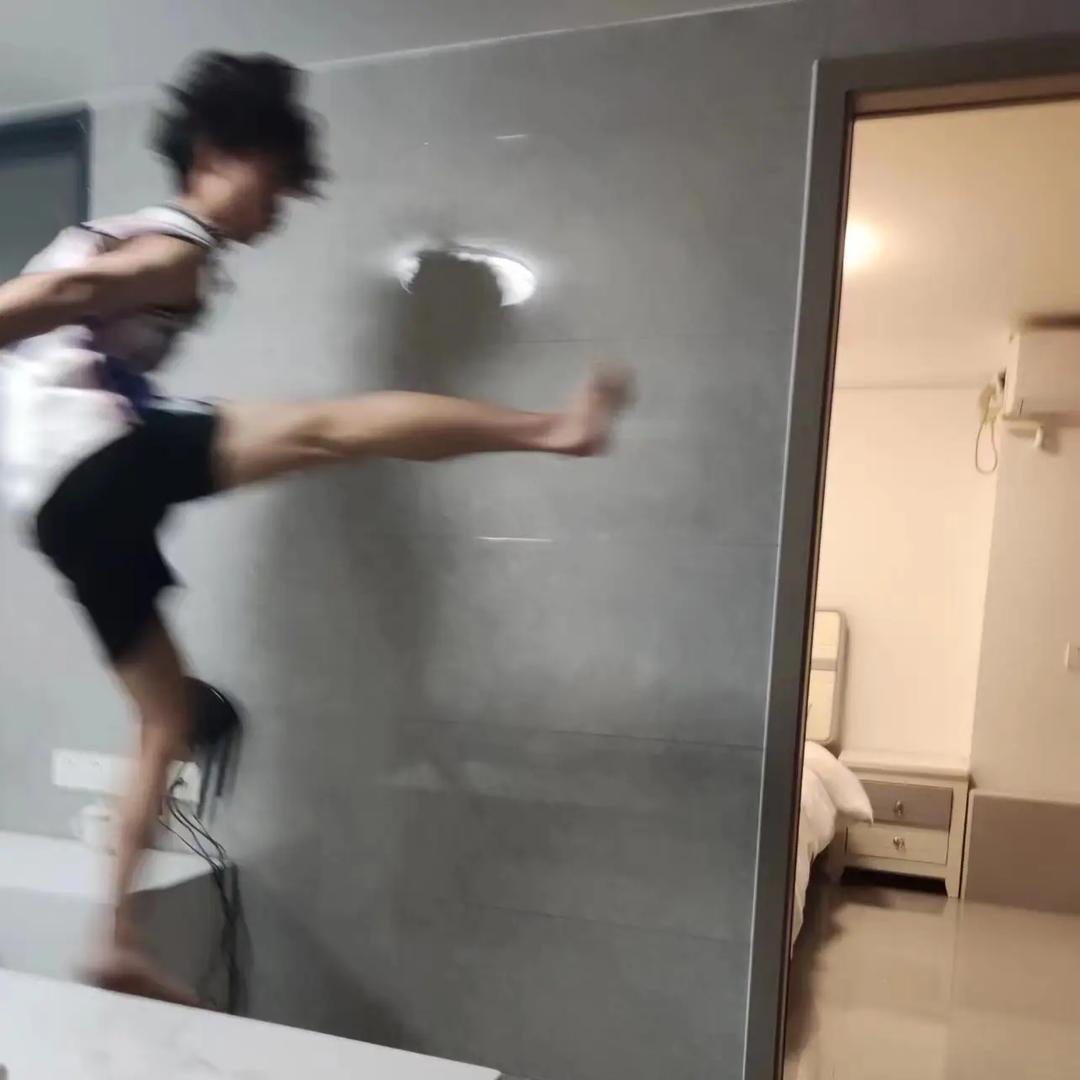猛踹瘸子那条好腿