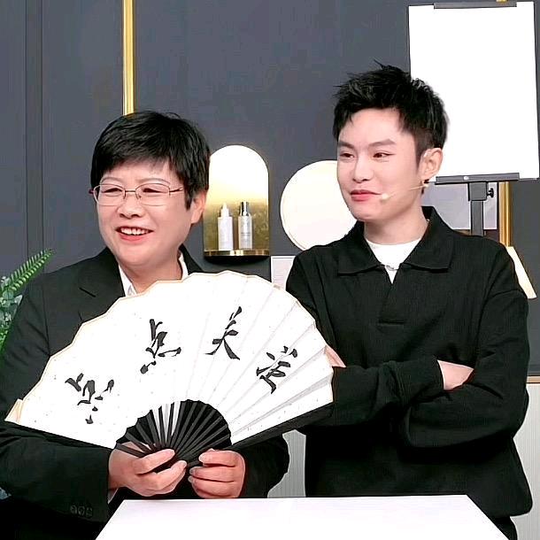 多余毛毛的小跟班