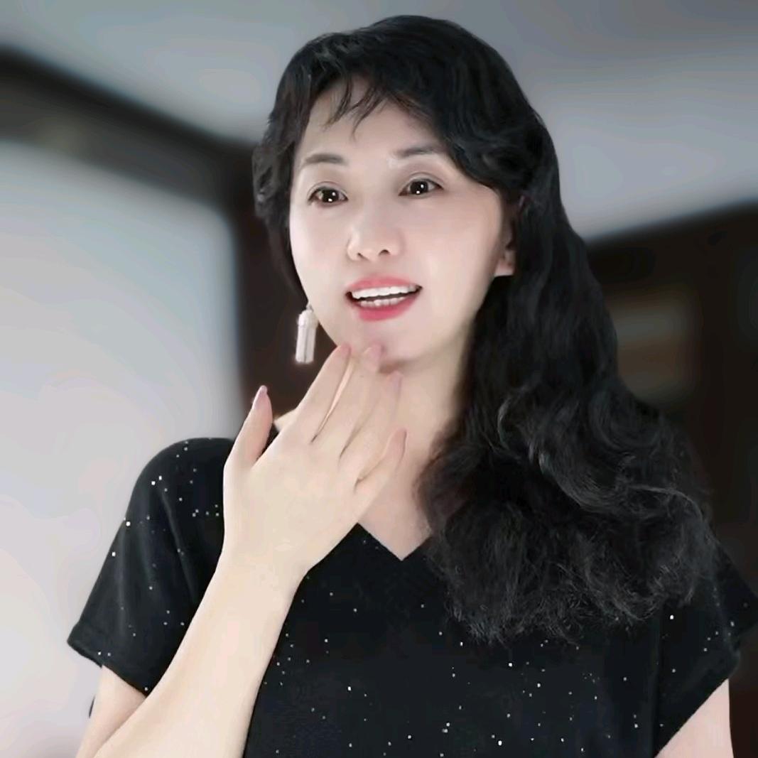 余小姐私服