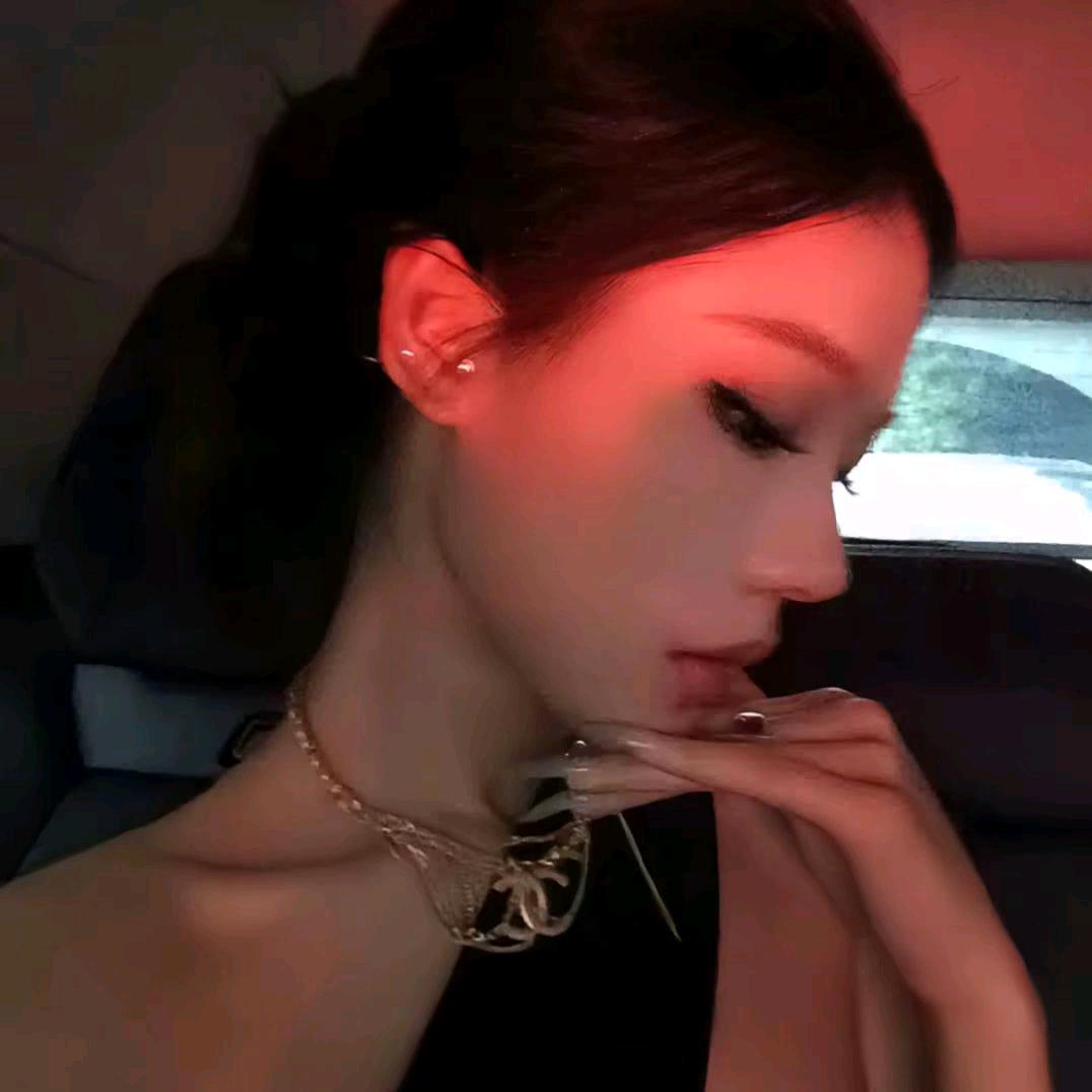 发现男友是gay后含泪换上男装和他搞4i