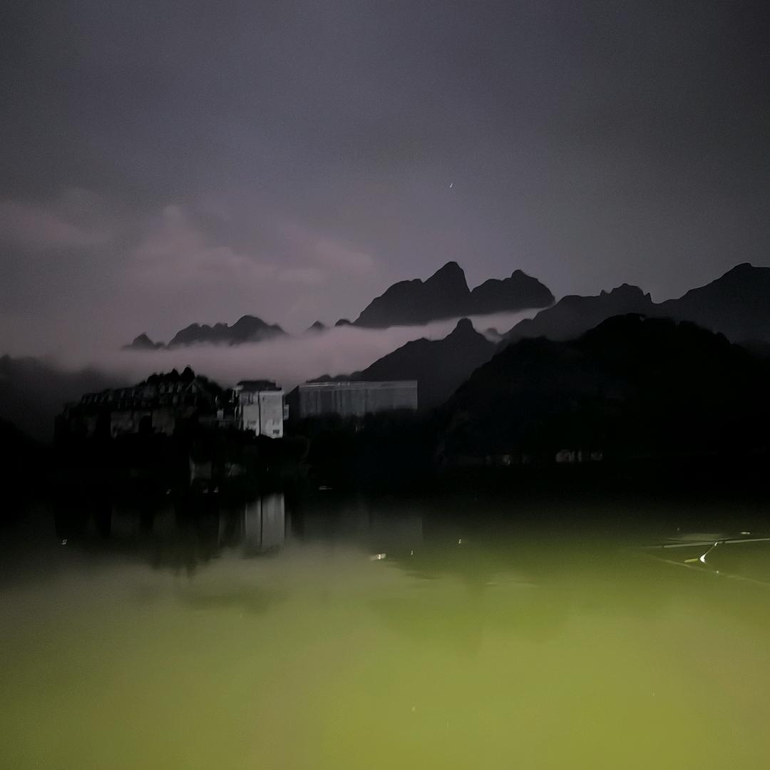 一个钓鱼的小伙
