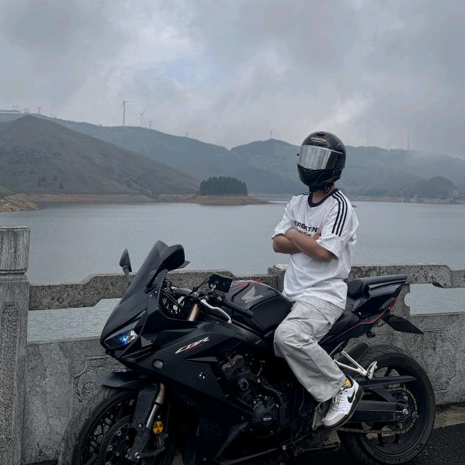 淋着雨.