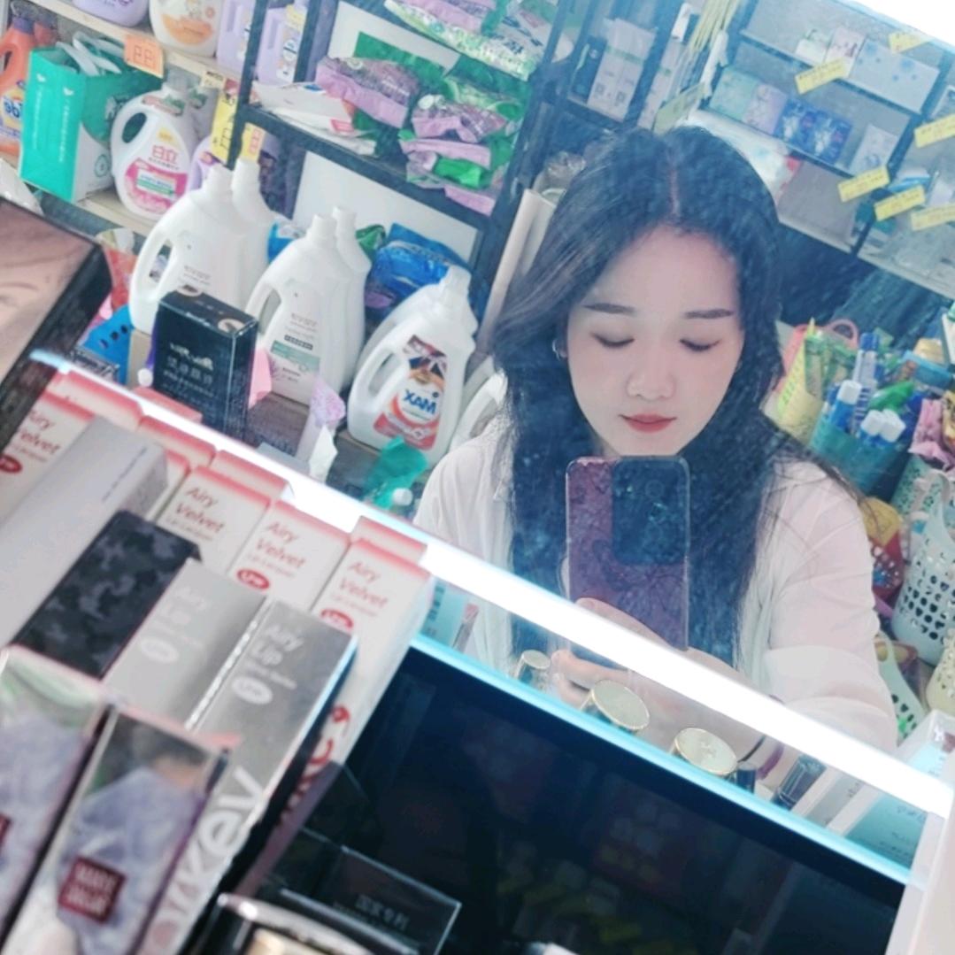 一个卖化妆品的小姐姐