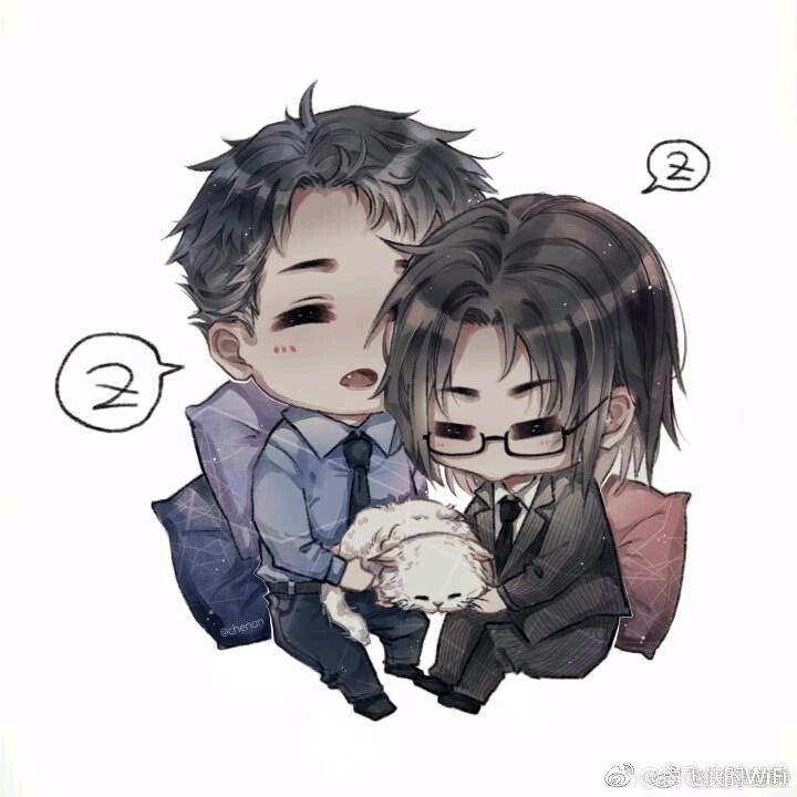 抱着鱼睡觉的猫
