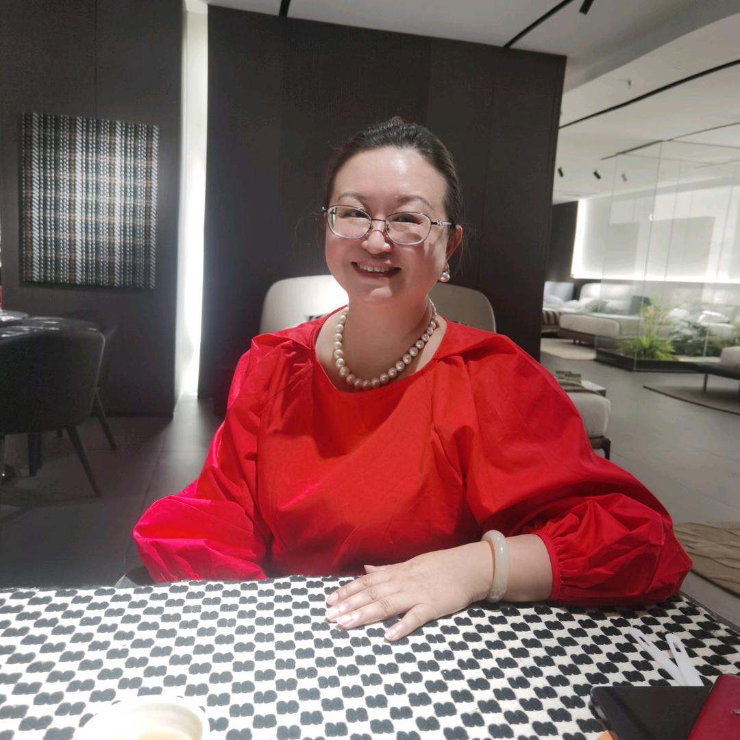 桃子姐和她的“老板们”