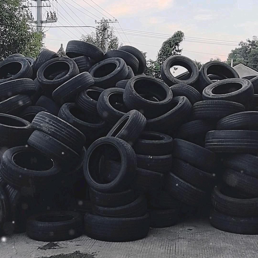 老兵回收废旧轮胎