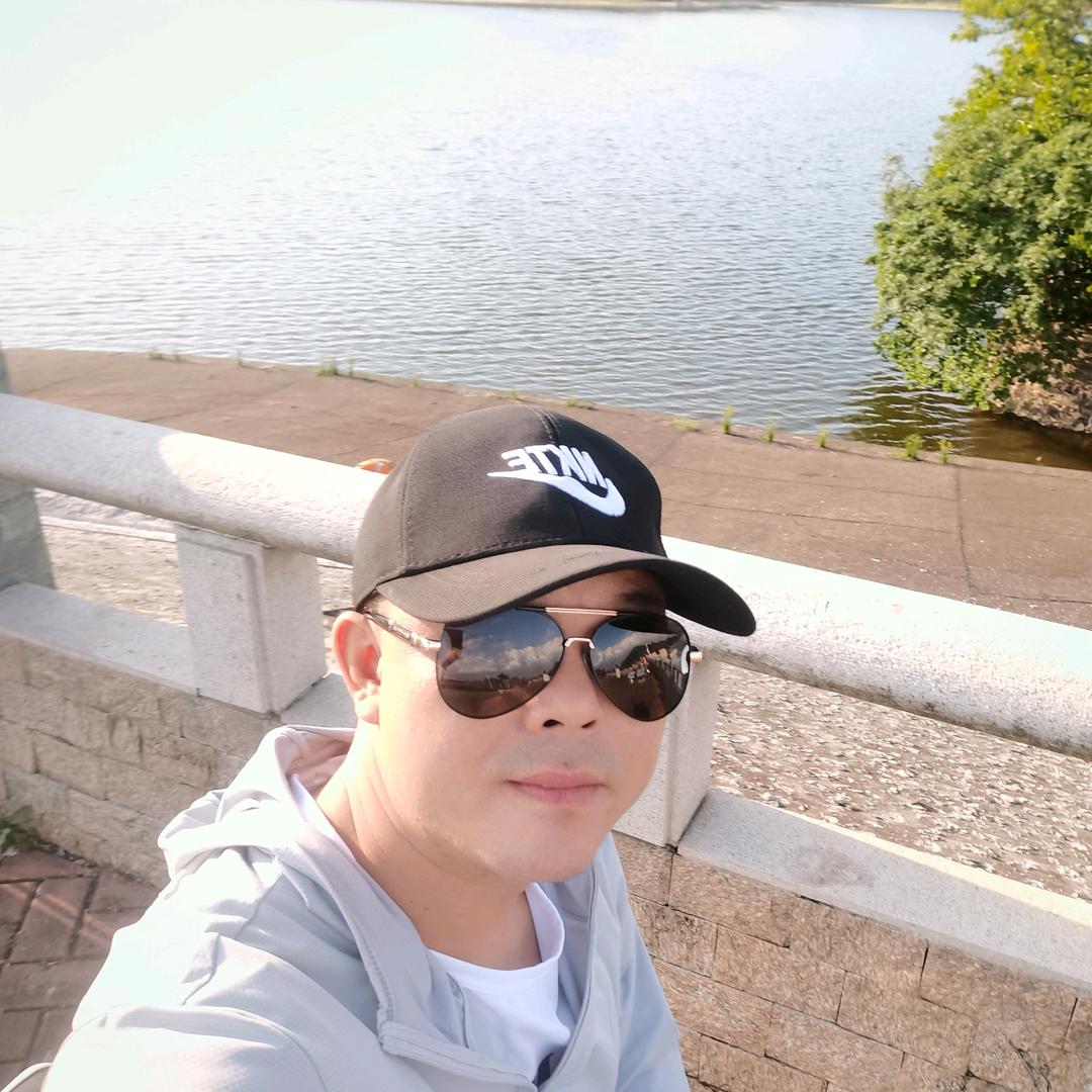 爱打篮球的游泳教练
