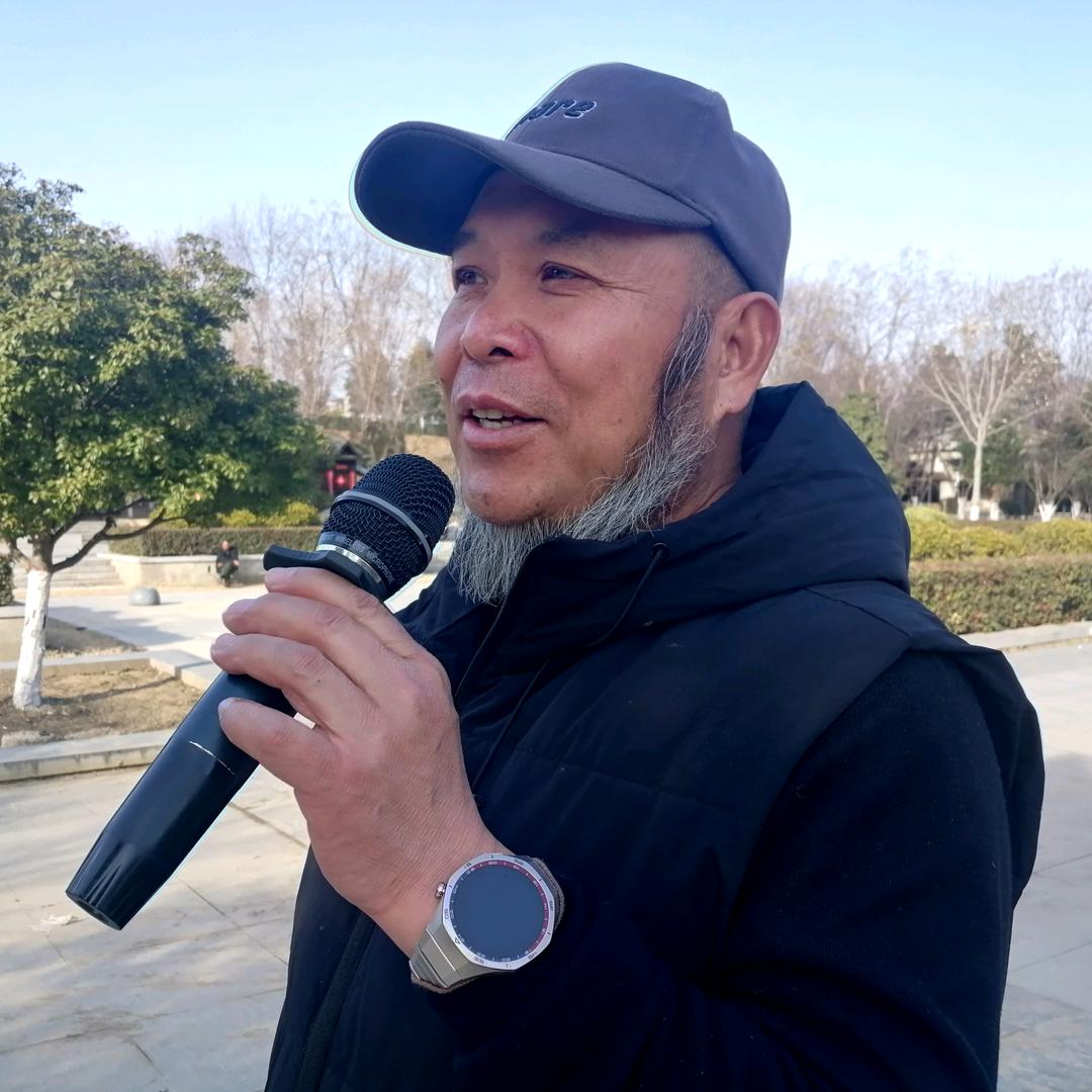爱唱歌的胡子哥