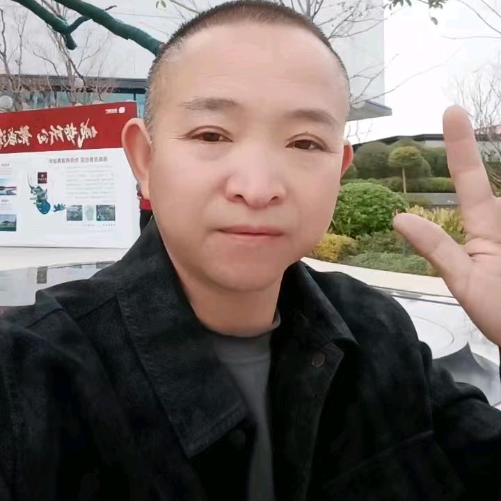 一个人在，外面牛浪。