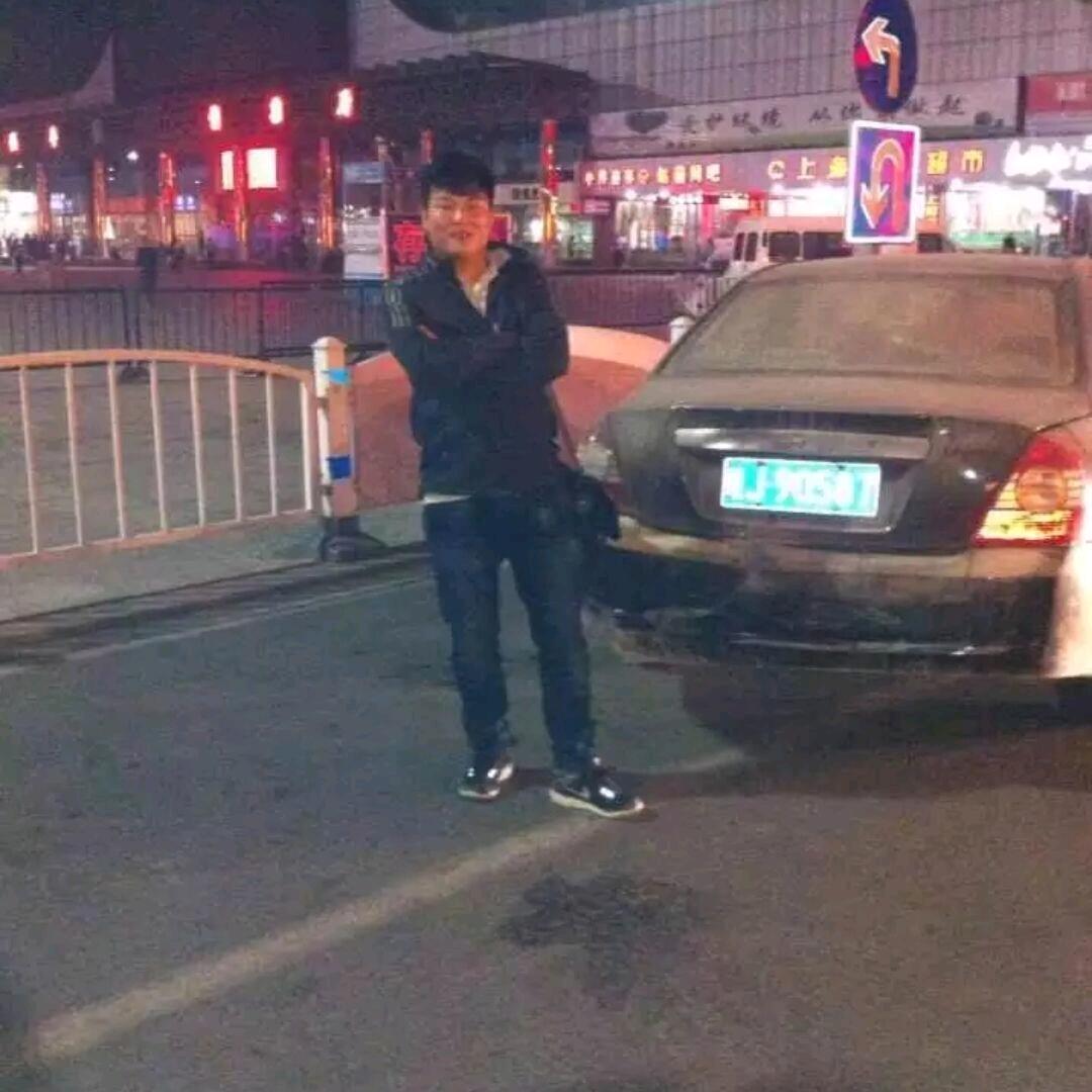 A走在风口浪尖的男人。