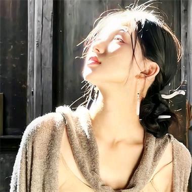 顾溪倾听