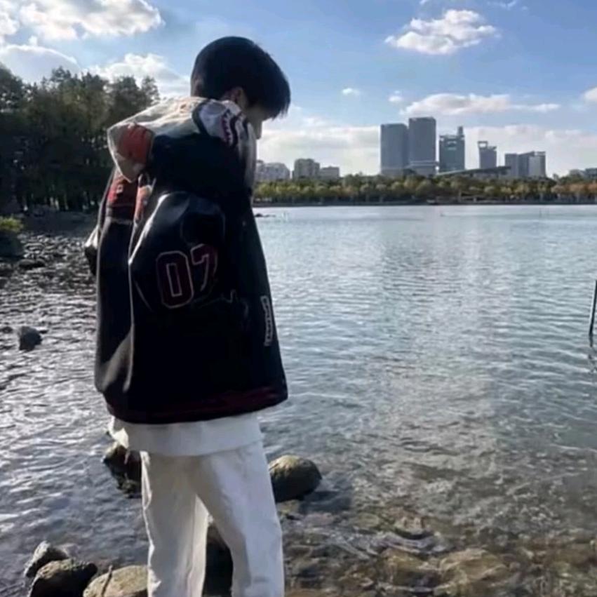 别拿忧郁装深沉