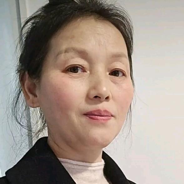 小秋，经营景德镇卡地克品牌的全瓷琉