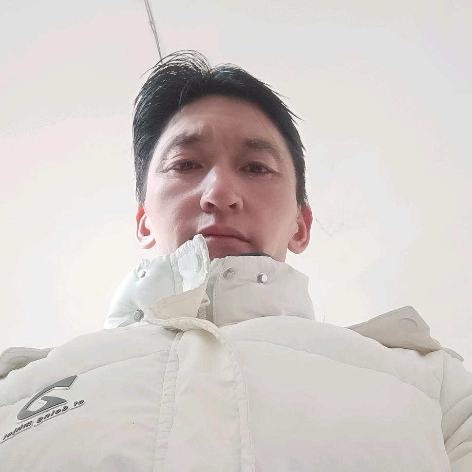 小哥啦着妹的手