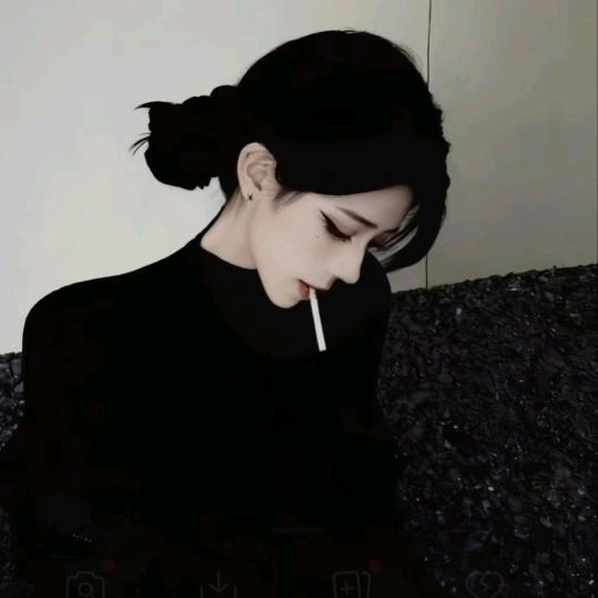 偷霸总的蕾丝内裤套在头上被追的那个夜晚