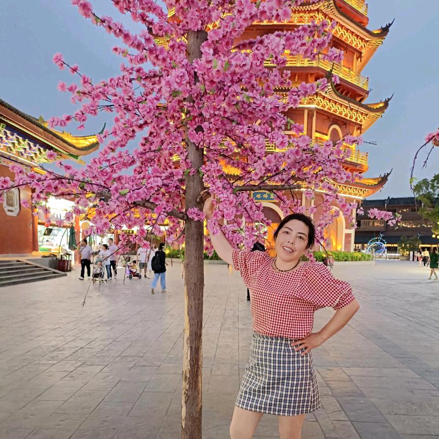 开心的霞姐