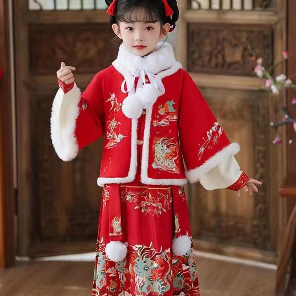 王元元穿着汉服唱大戏