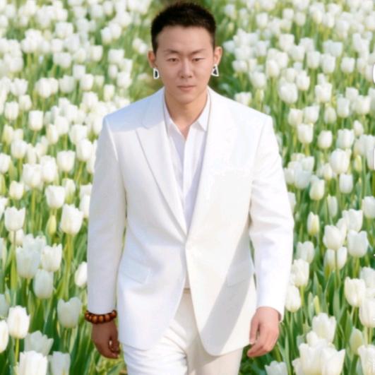一朵风中摇曳的水仙花