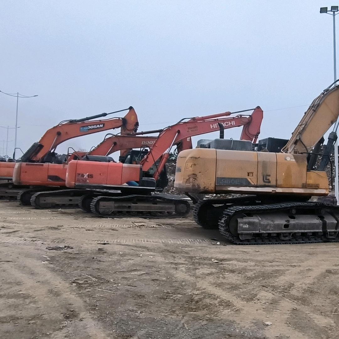 黄铜，黄师傅开挖机就要开烂挖机。