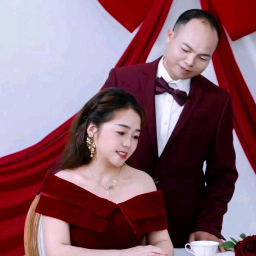 扭胯妞