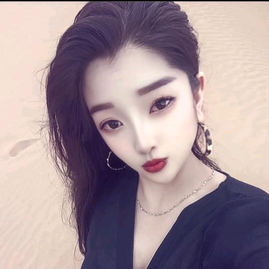 六枝烧烤妹，在六枝老火车站路口