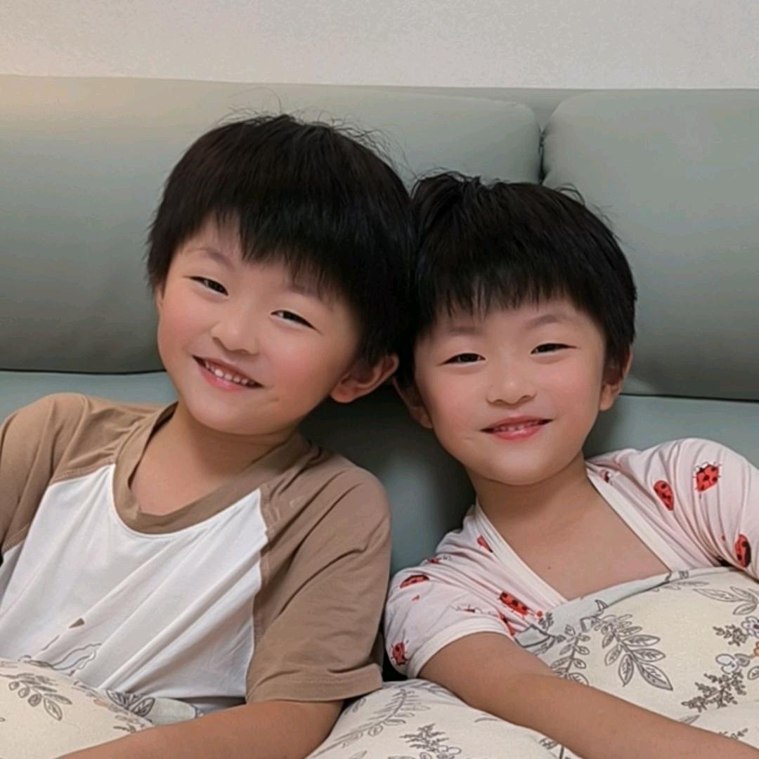 双胞胎姐妹（未来游泳冠军）