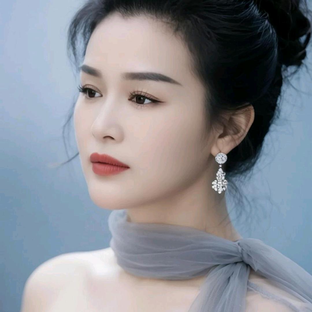 我是一个从小没人疼的小女孩。