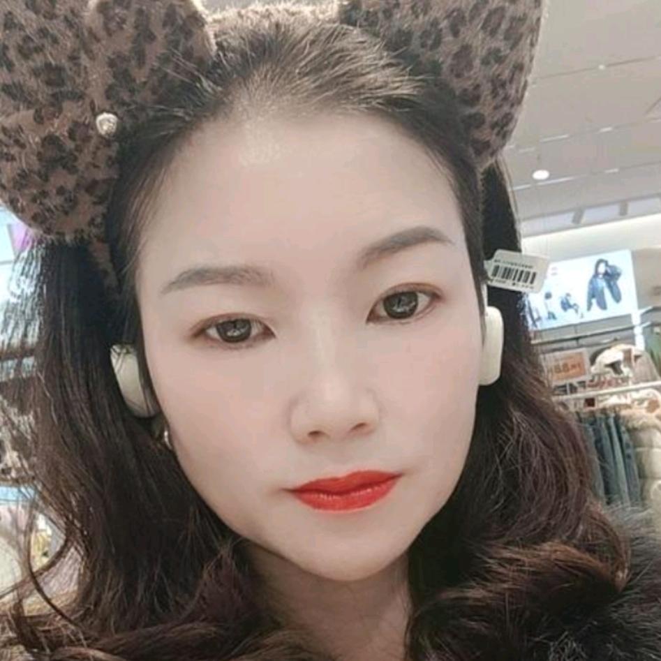 百盛二楼恩瑞妮卢从琼