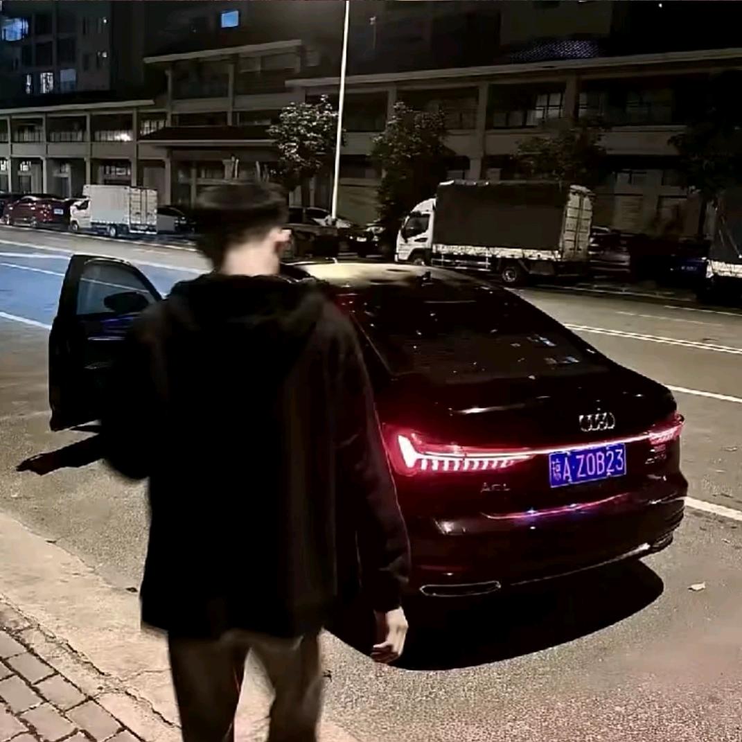 小人物民中下面雅迪的（雅迪店长）