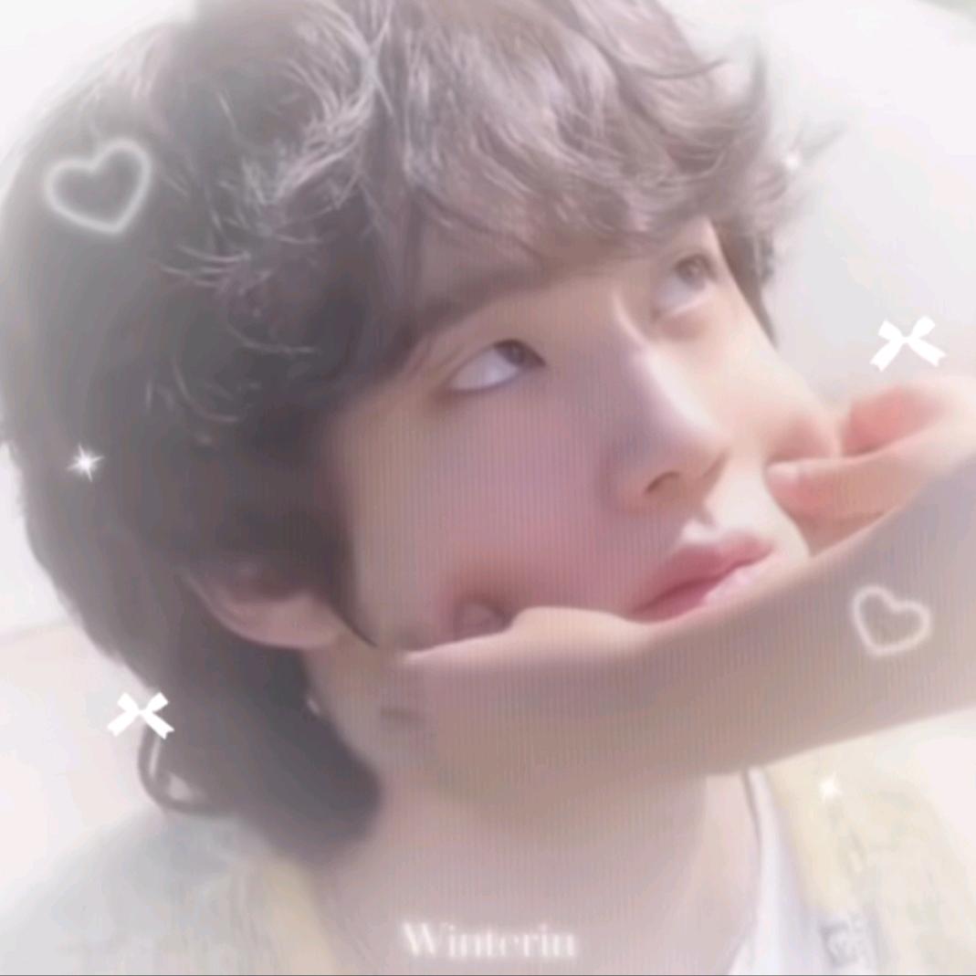 在小吃街吃火鸡面🥠