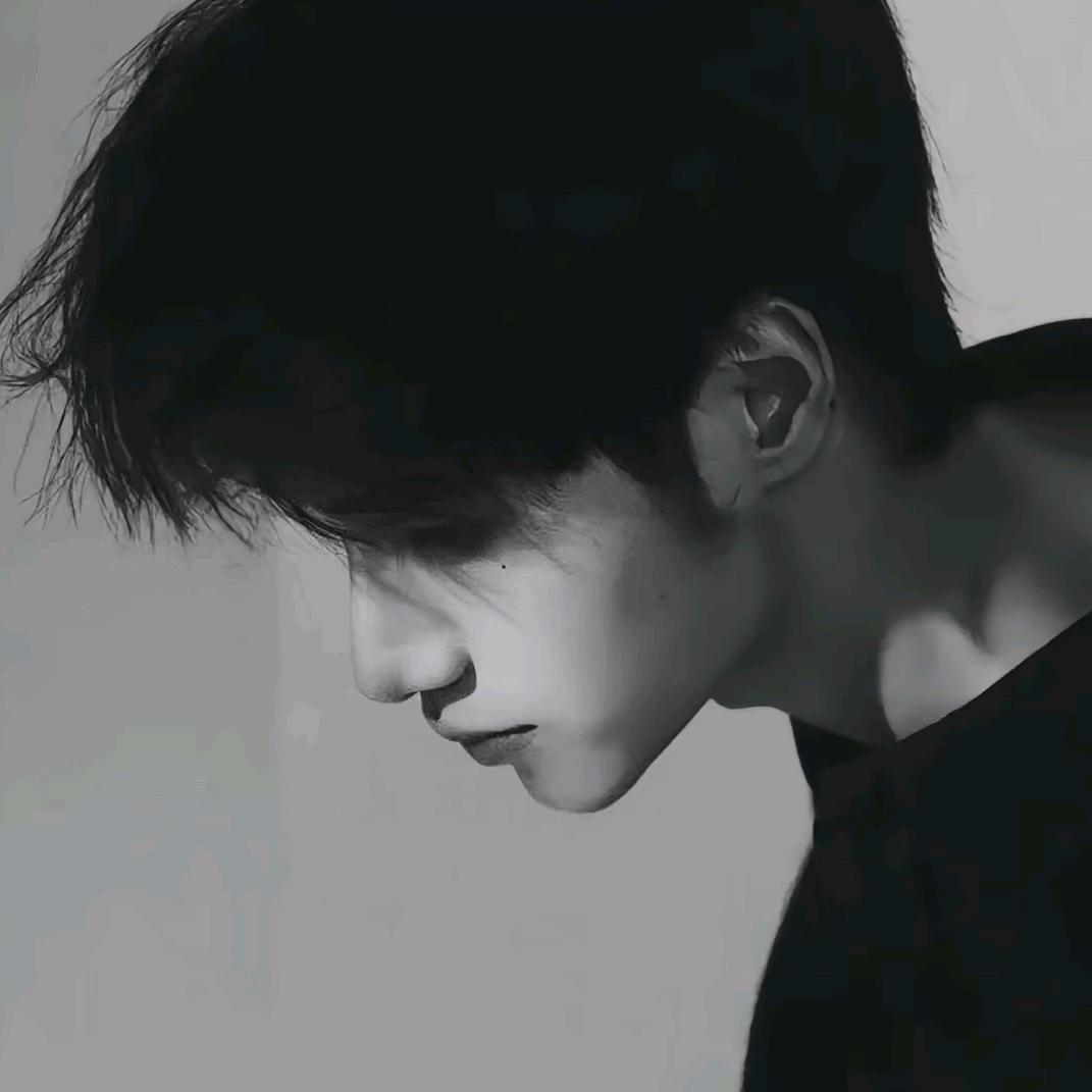 𝑳.小柒