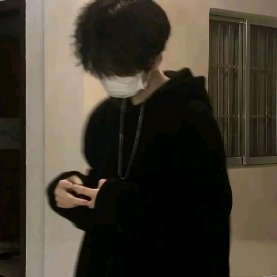 骑老奶奶过马路被老爷爷爆打