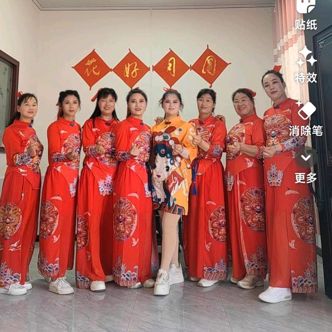 爱芹，娘子军鼓舞团