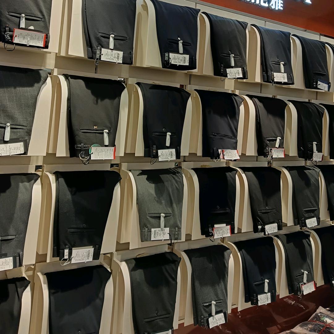 侯镇明新商城男裤专柜