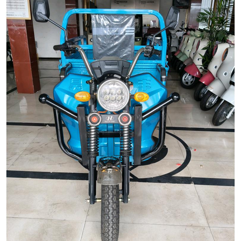 花石长庄路口爱玛店，跳舞