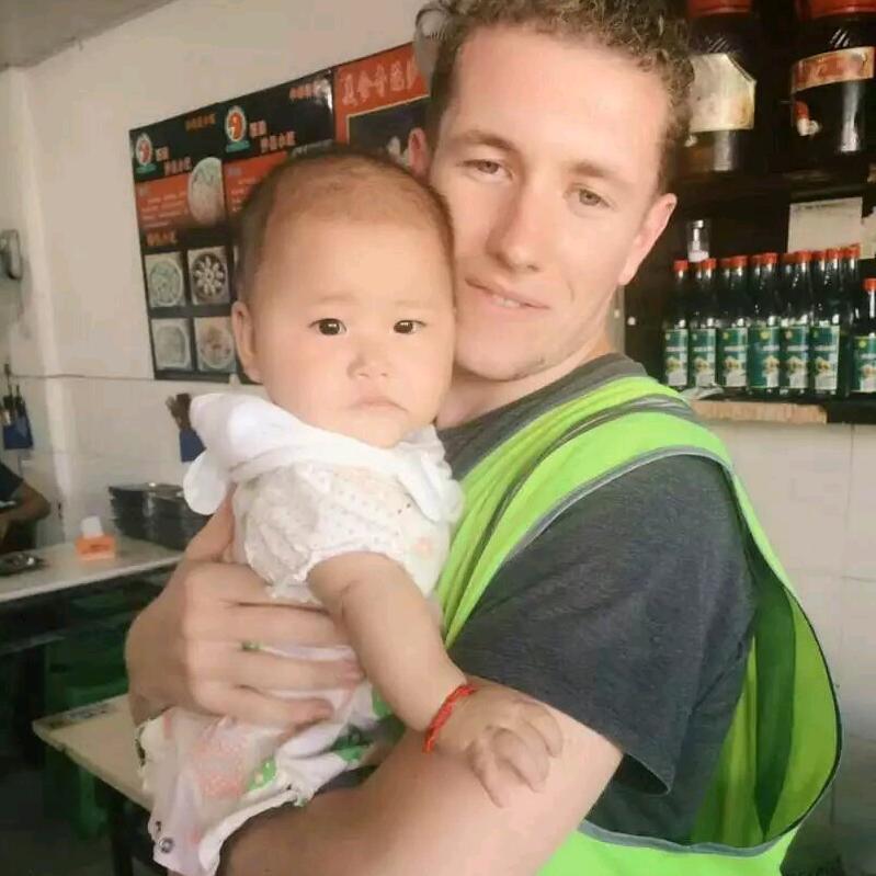 骑电动车的姐