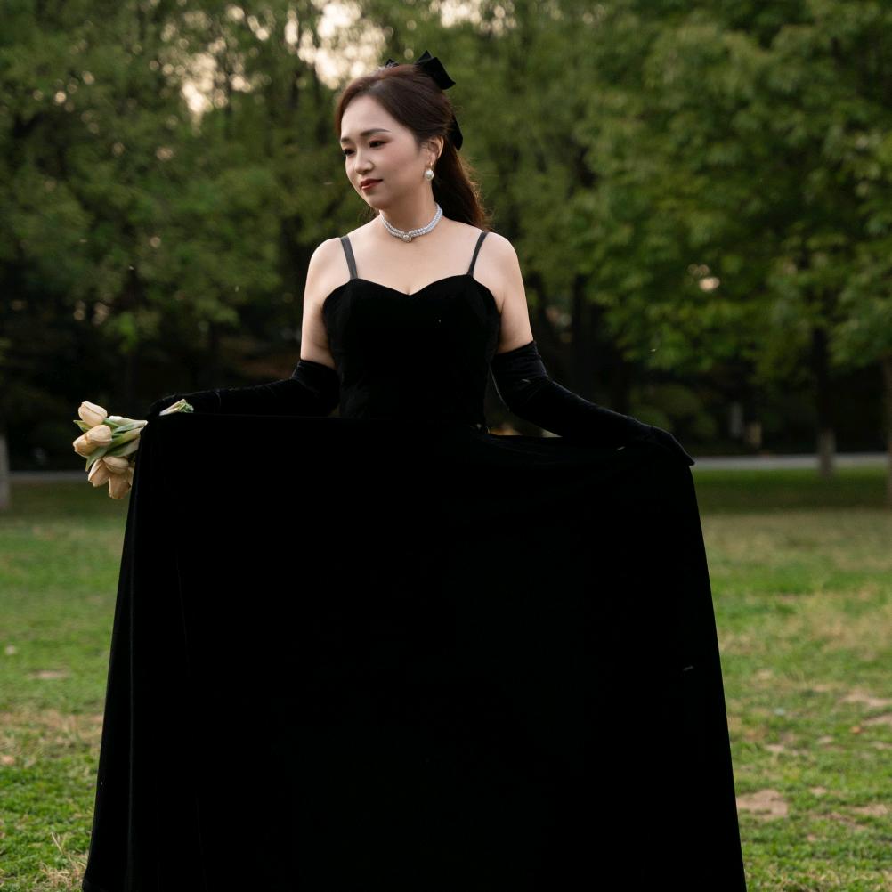 漠谷桥头卖门的小姐姐（新多门业）