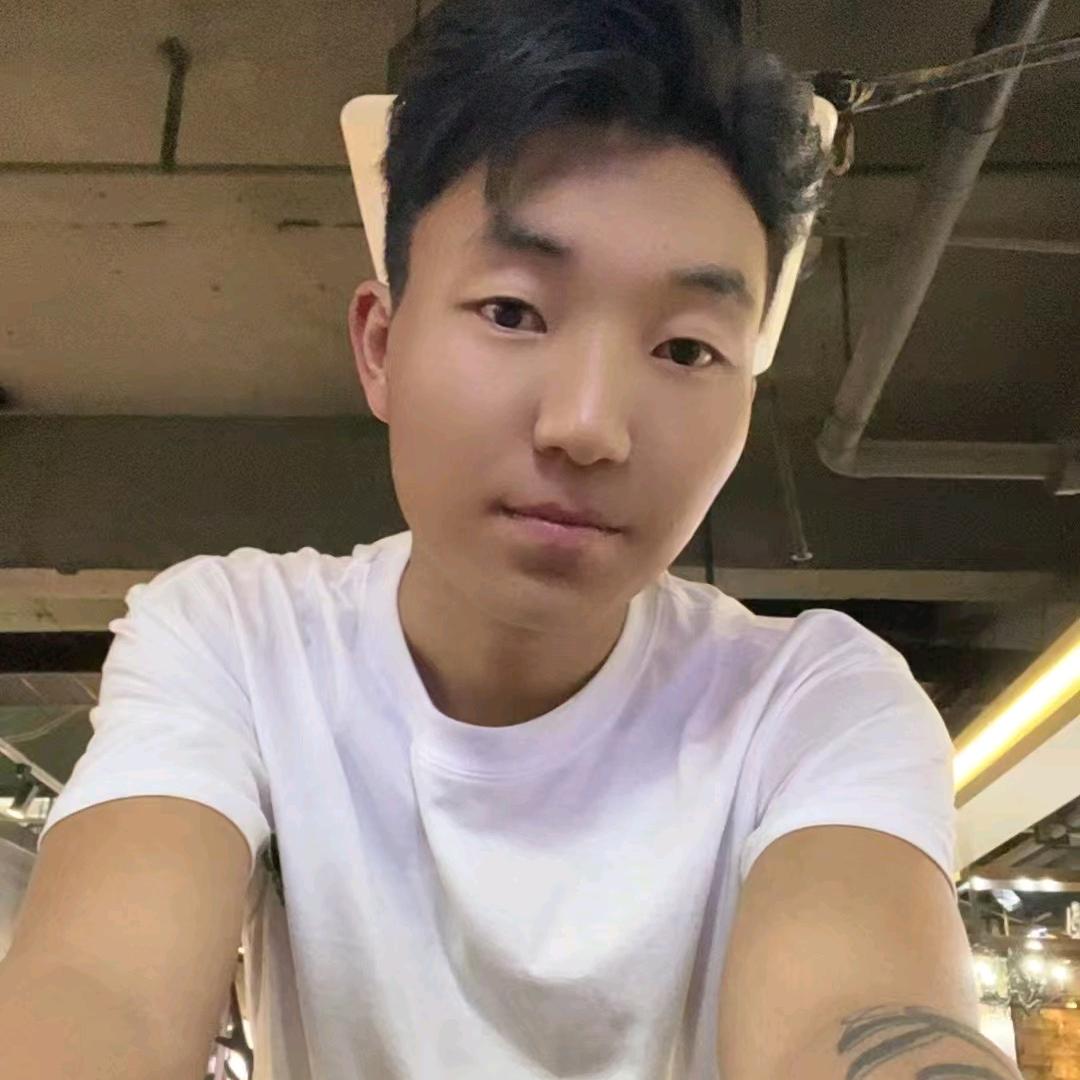 开心😊的男孩💕