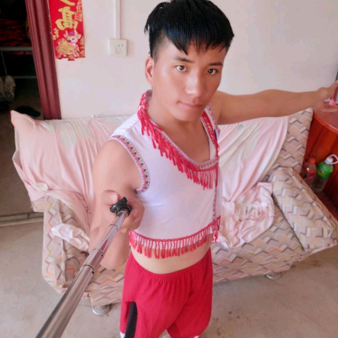 娄小文 演样歌舞团 连着点赞 拉黑