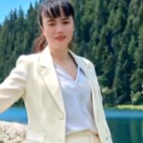 初露水面的荷花