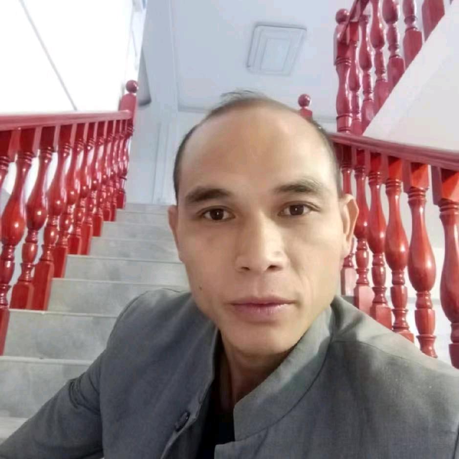 专业生产室内木楼梯扶手。地址六马镇
