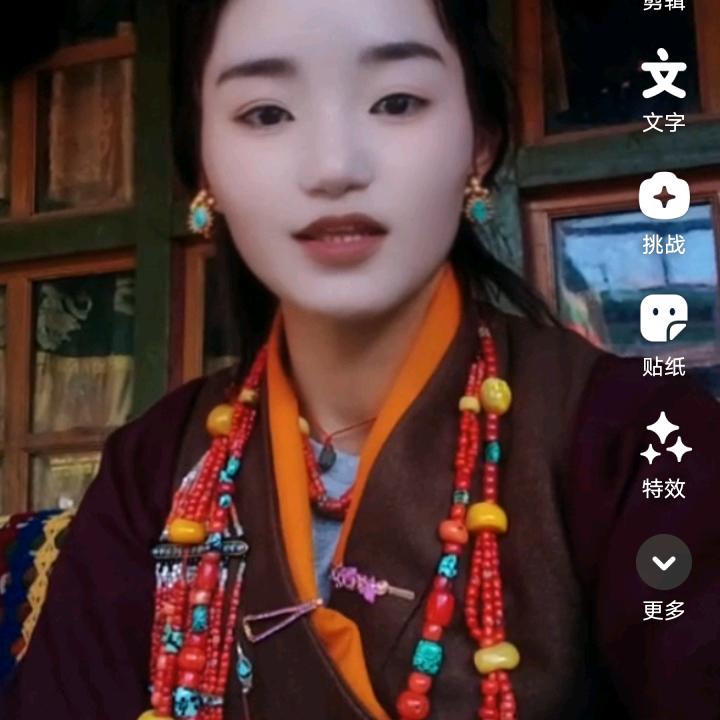 德庆央拉