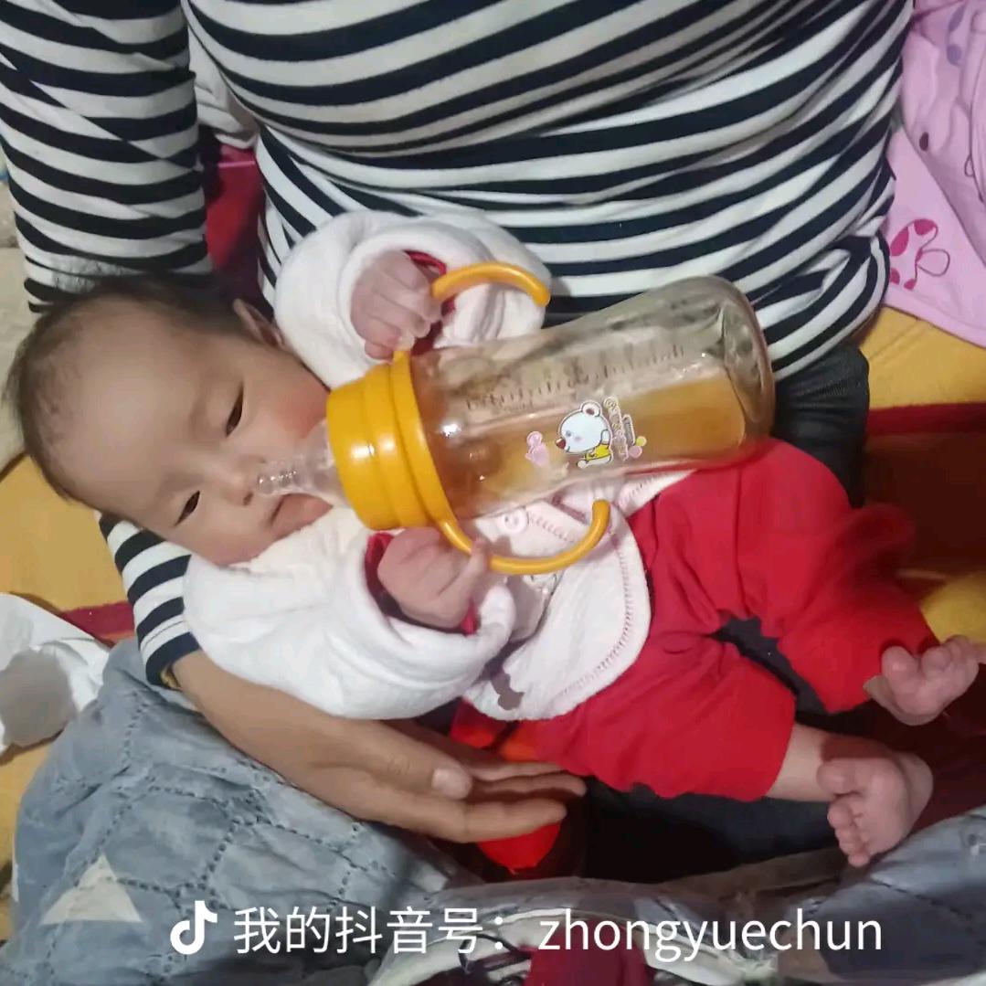 拼命咽下生活的苦