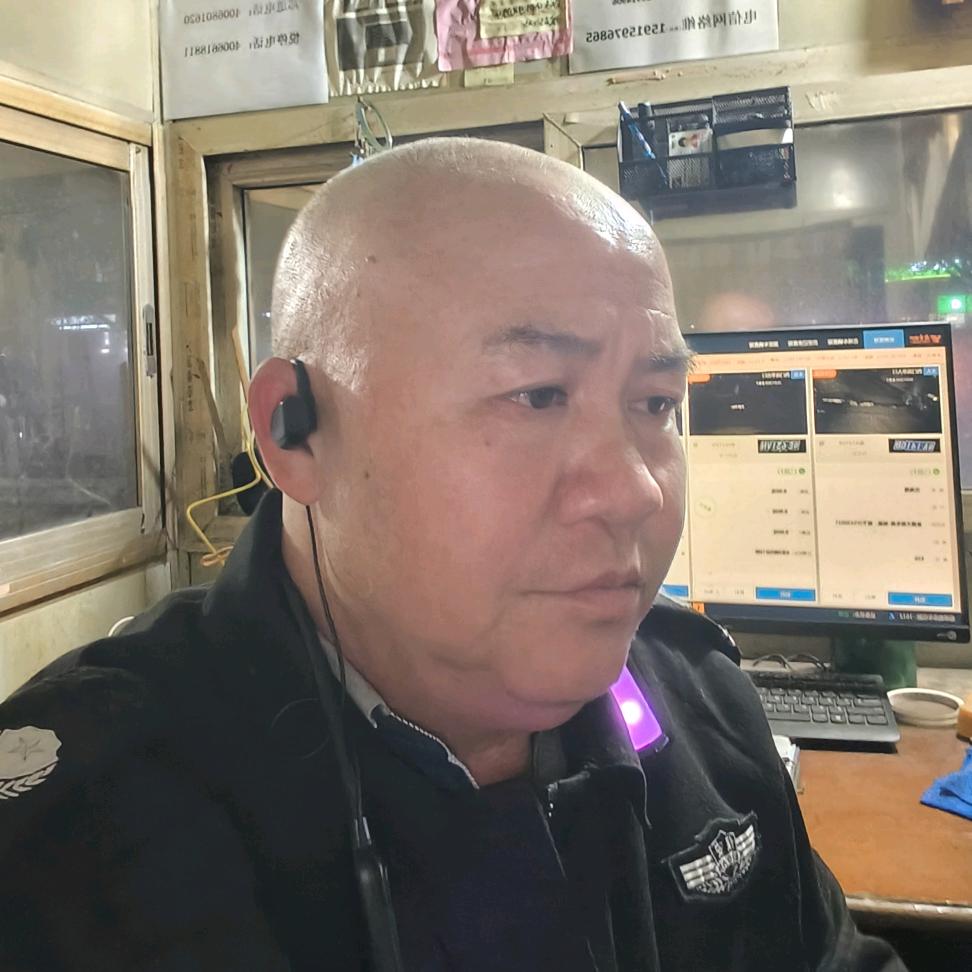 光头保安正在学直播