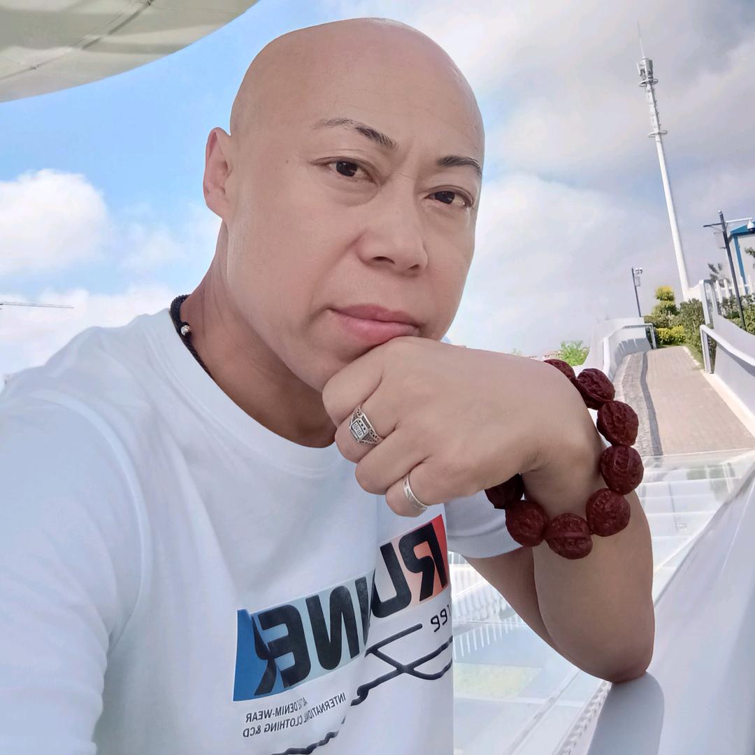 招财猪，烙画葫芦和雕刻.绘画