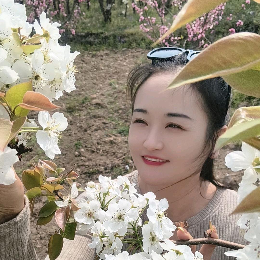 小     小何