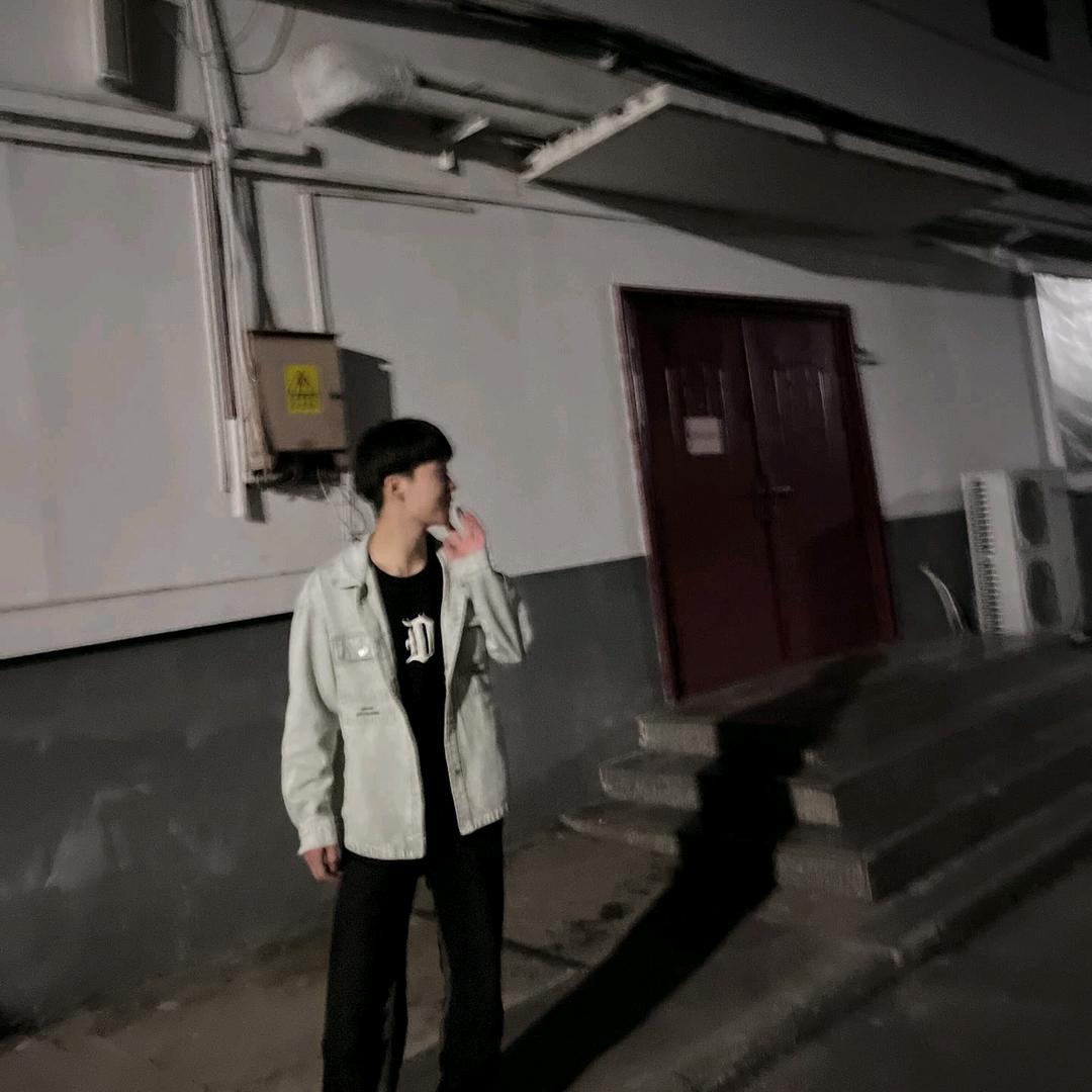 眯着眼