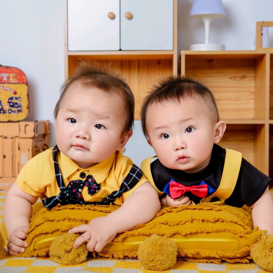 双胞胎轩轩和阳阳