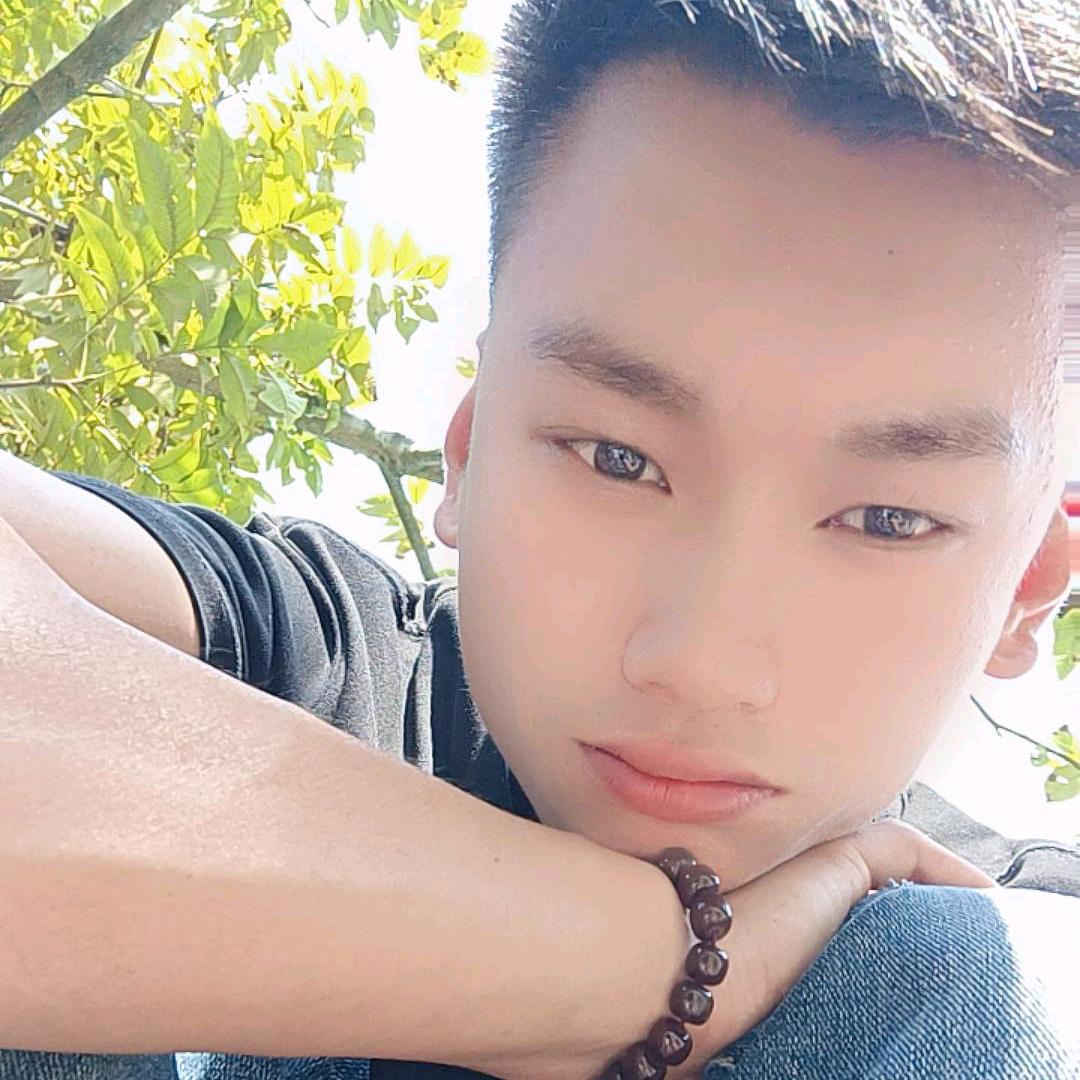 外墙仿石漆，内墙吊顶乳胶漆，